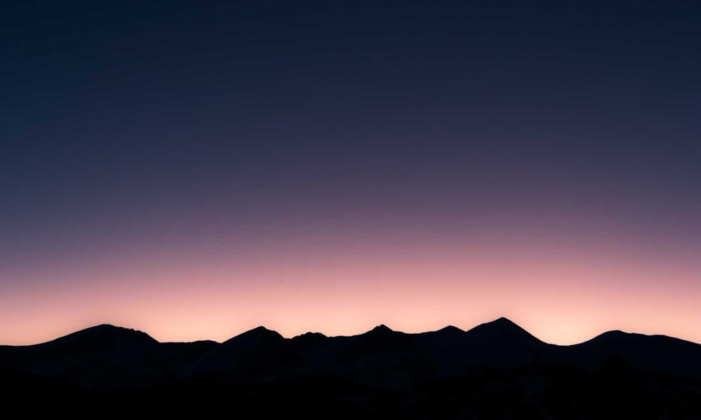 2026世界杯决赛场地纽约大都会体育场夜景，璀璨灯光下球场座无虚席，等待冠军诞生